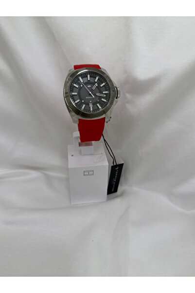 Tommy Hilfiger saat