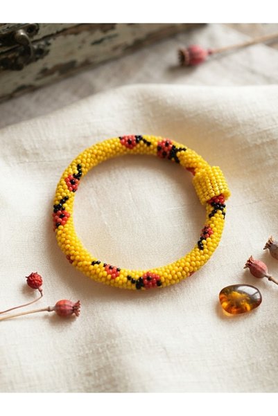 GENCATELİER Handmade Prison Craft Ladybug Patterned Bead Bracelet (Inner Diameter: 5.5 cm)