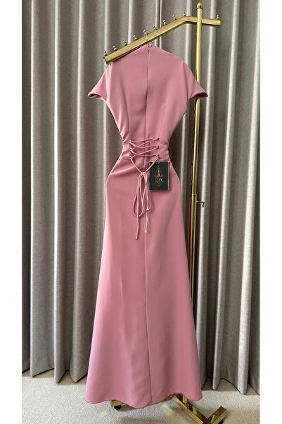 Asma Fashion فستان سهرة أنيق باللون الوردي الهادئ، يتميز بقصة طويلة وضيقة تبرز جمال القوام. تصميم راقي سهره