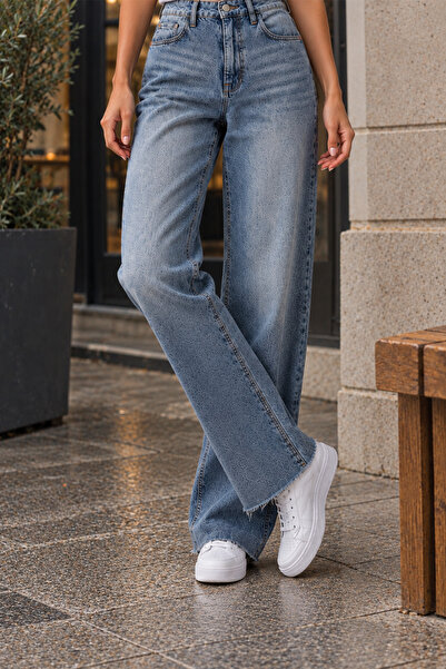 Denvy Denim Kadın Orta Mavi Vintage Yıkamalı Raw Hem Straight Leg Jean.