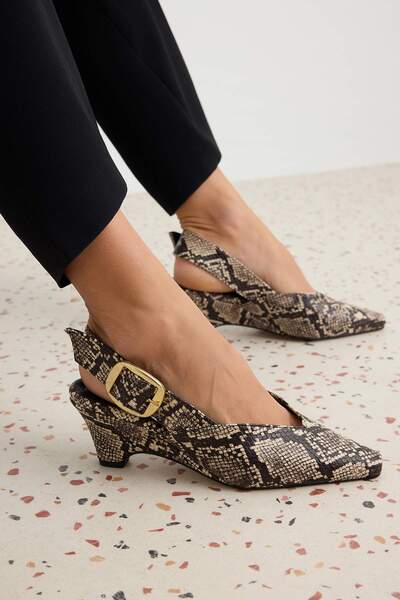 TRENDYOL SHOES حذاء نسائي بكعب كلاسيكي 6 سم مع تفاصيل مشبك ذهبي بنقشة جلد الث...