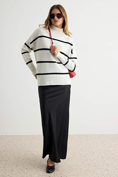 Trendyol Collection Ecru*001 سترة تريكو ذات ياقة واقفة وناعمة وقصة واسعة TWOA...