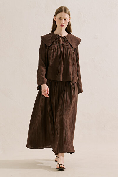 Manuka Muslin Embroidered Wide-Collar Blouse in Dusty Brown
