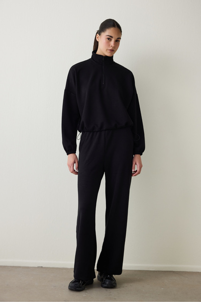 Penti Schwarzes, seidiges Crop-Sweatshirt mit Stehkragen