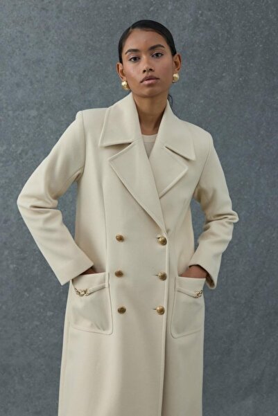 Elbee Fashion Woman Μπεζ παλτό με αλυσίδα τσέπης και λεπτομέρειες, μήκους midi