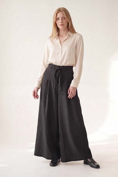 Levidor Black Pleat Detailed Linen Trousers