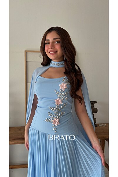 BRATO فستان سهرة أزرق سماوي بليسيه وتطريز زهري