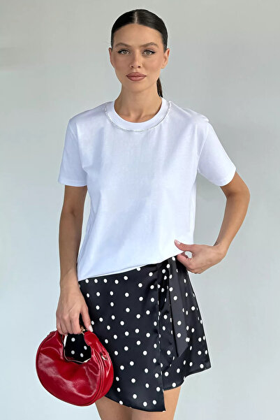 GÜLSELİ White Women's T-Shirt with Stone Detail on the Collar
