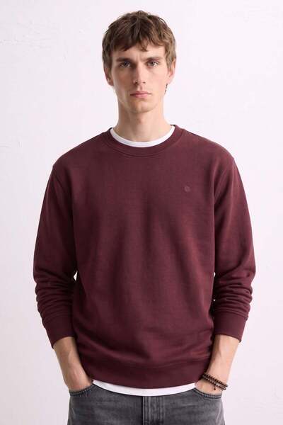 BARRELS AND OIL Men's Long Sleeve Sweatshirt with Chest Print Detail - Burgundy