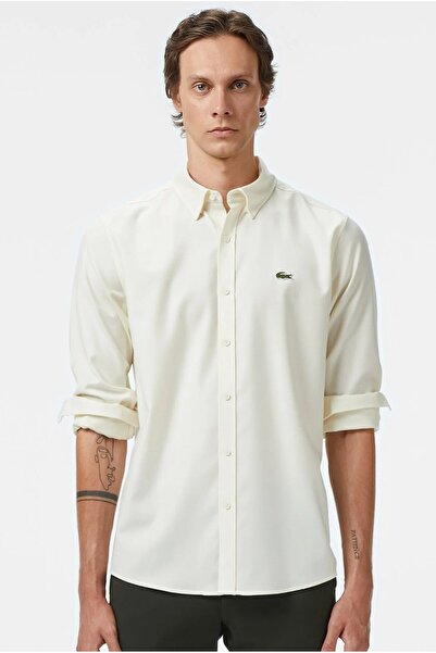 Lacoste قميص رجالي كريمي اللون بقصة عادية قميص رجالي بقصة قياسية كريمي اللون