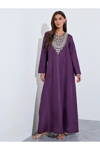 Amirah By Styli جلابية طويلة الأكمام مطرزة باللون الأرجواني