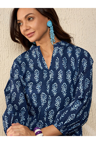 AHIKA By Styli بلوزة كاجوال من مزيج القطن مطبوعة بنقوش زهرية زرقاء