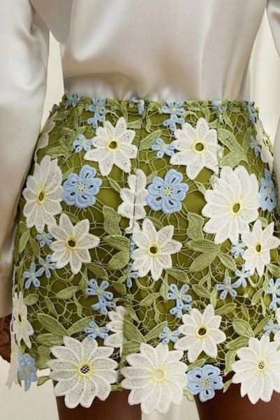 StreetWear Outlet Fustă de damă, elegantă, cu broderie florală contrastantă, talie înaltă, verde, M