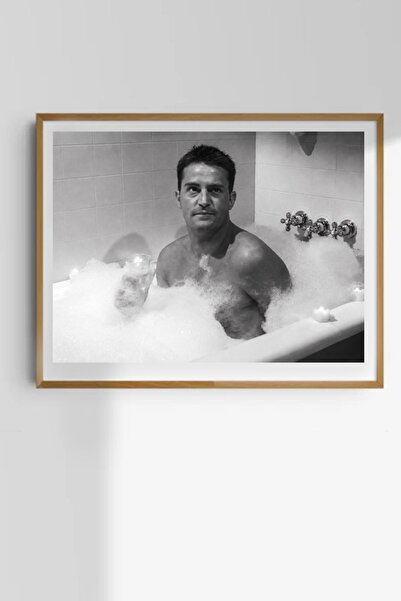 Taranist Poster - Küvette Oturan Chandler Friends Dizisi Esprili Banyo Mizahı...