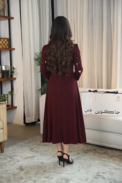 JAQUEEN فستان سهره ناعم ميد با الون البرغندي مزين با الصدف