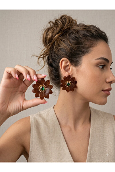 Pelin Aksesuar Green Stone Belly Big Flower Earrings with Brown Resin Design
