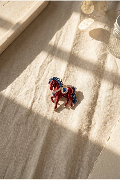 SR Jewelry Box 🐎 Kırmızı At Figürlü Taş İşlemeli Kadın Broş – Zarif ve Şık T...