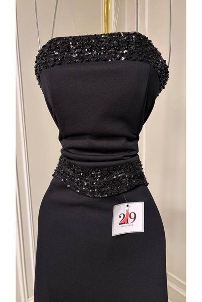 Boutique 219 فستان سهرة طويل أسود أنيق قصة مكشوفة الأكتاف (كابول)، مزين بتطريز شكّ بالترتر اللامع على الصدر والخصر.