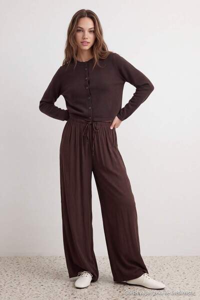 TRENDYOLMİLLA Kahverengi Geniş Paça Beli Lastikli İnce Saten Pantolon TWOSS26...
