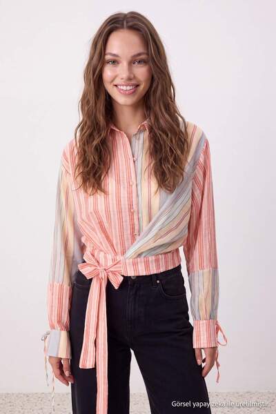 Trendyol Collection قميص وردي متعدد الألوان مخطط وشفاف قليلًا مع ربطة أمامية ...