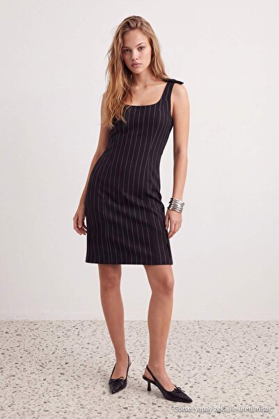 Trendyol Kollektion Schwarzes, gestreiftes A-Linien-/A-Linien-Kurzkleid/Mini-...