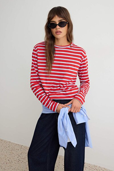 Trendyol Kollektion Rot gestreiftes, normal geschnittenes Basic-T-Shirt mit R...