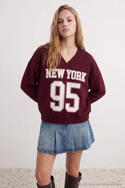 TRENDYOLMİLLA Bordo Şehir Baskılı Oversize/Geniş Kesim V Yaka Örme Sweatshirt...