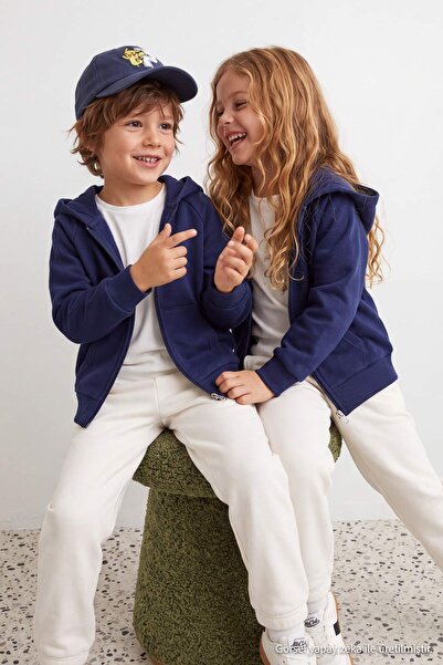 TRENDYOLKIDS Marineblaues, einfarbiges Strick-Sweatshirt mit Kapuze für Mädch...