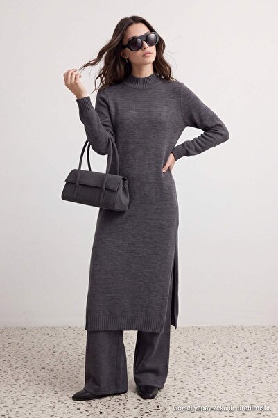 Trendyol Modest طقم علوي وسفلي من التريكو بفتحة مستقيمة وياقة عالية من أنثراس...