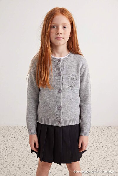 TRENDYOLKIDS Graue Mädchen-Strickjacke mit Stickerei TKDAW27HI00011