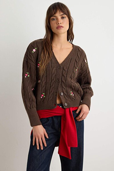Trendyol Collection Cardigan maro din tricotaj cu broderie florală și textură...