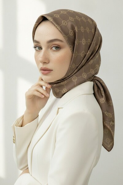 Vissona %100 Twill İpek Eşarp 90x90 Sütlü Kahve Monogram Desenli El Dikişli Kadın Eşarp