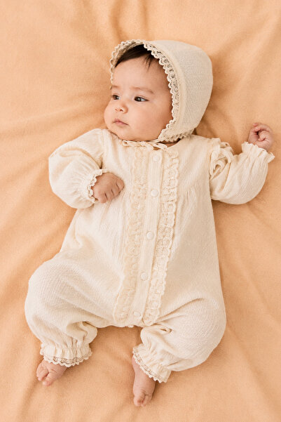 Rocha Baby Kız Bebek Ekru Dantel Detaylı Kendinden Desenli Tulum ve Bone Takımı