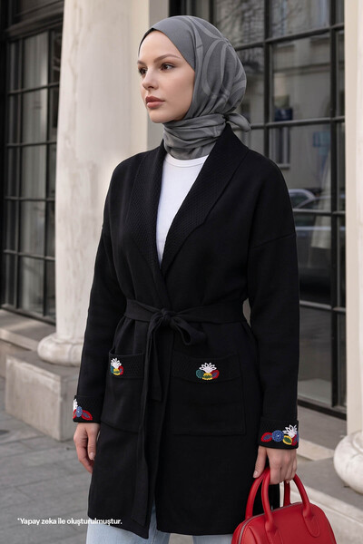 InStyle سترة تريكو سوداء مع جيوب وأكمام مطرزة