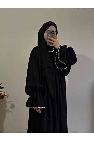 inci wears فستان أديانا كريب بطبقتين وأكمام سوداء مع شال مزين باللؤلؤ