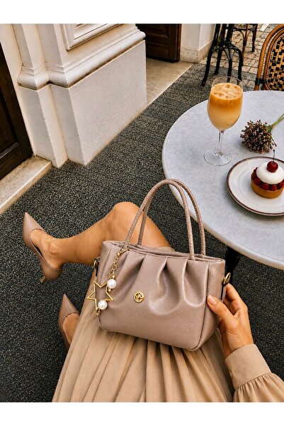 ESTUTE CHARM DETAYLI EL ÇANTASI ÖLÇÜ UZUNLUK 18 CM EN 28 CM GENİŞLİK 8
