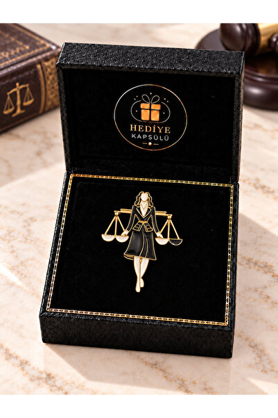 PULİNİN DÜKKANI Kadın Avukat Figürlü Adalet Terazisi Broş – Hukukçu ve Mezuni...
