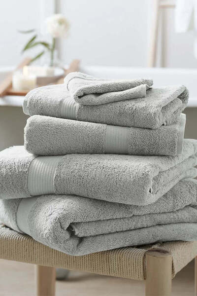 THE WHITE COMPANY منشفة حمام فاخرة من القطن المصري 100% - رمادي فاتح، 115 × 1...
