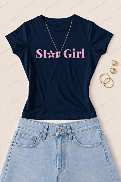 SVART WEAR تي شيرت نسائي ضيق من القطن الليكرا مطبوع عليه نص باللون الوردي من ...