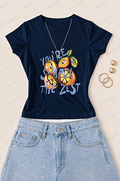 SVART WEAR تي شيرت نسائي ضيق من القطن والليكرا مطبوع عليه Simply the Zest Lem...