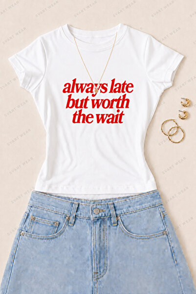SVART WEAR Γυναικείο μπλουζάκι Always Late με τυπωμένη τιπογραφία από βαμβάκι...