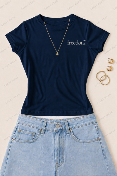 SVART WEAR تي شيرت نسائي ضيق من القطن الليكرا مطبوع عليه Freedom - أزرق داكن