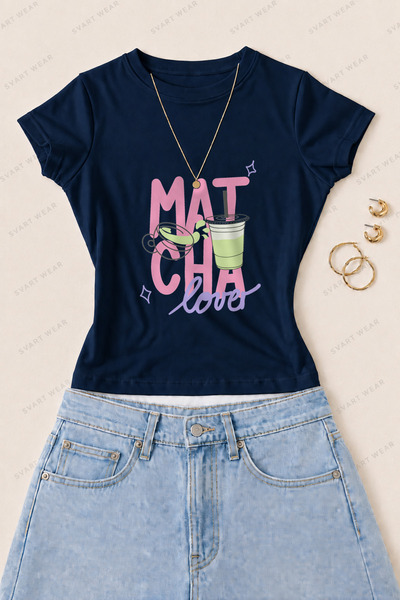 SVART WEAR Tricou de damă din bumbac și lycra cu imprimeu Matcha Lover, cu cr...