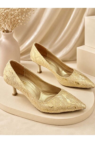 dabab shoes Дамски златисти обувки на ток LEYLA със заострен връх, с дантелен...