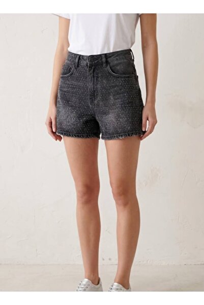 it's basic Parlak Taşlı Mom Fit Midi Boy Tasarım %100 Koton Denim Şort