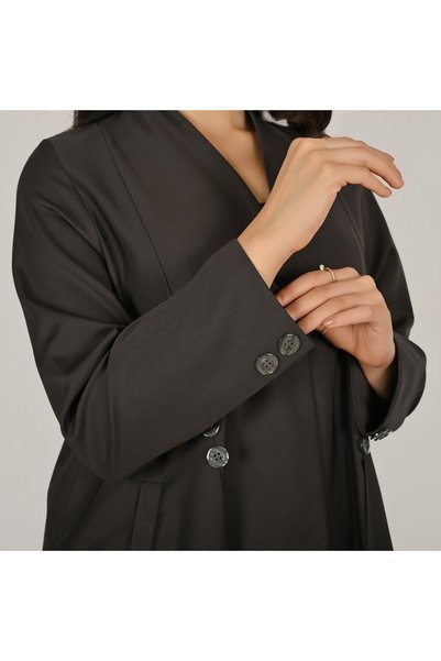 HAWRAA ABAYA عباية لف باللون الرمادي بجيوب عملية وأزرار جانبية أنيقة
