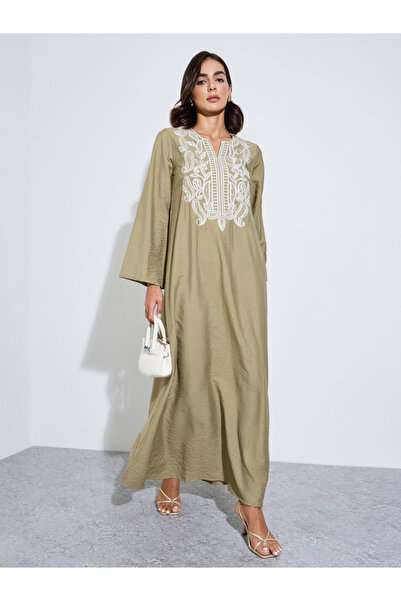 Amirah By Styli جلابية خضراء سادة مع ياقة مطرزة