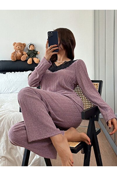Take Two By Styli طقم بيجامة محبوك مضلع مع ياقة على شكل V مزينة بالدانتيل