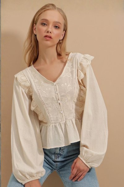 Swana Women's V-Neck Scallop and Embroidered Blouse - Cream