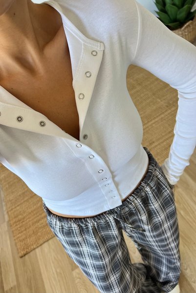 butikhola بلوزة بيضاء بأكمام طويلة وأزرار كبس